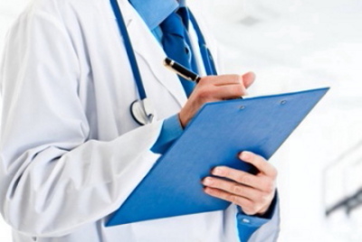 Лікар планує процедуру лазерного видалення татуювання на основі огляду