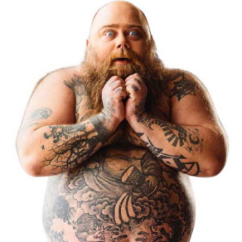 Чоловік з великими татуюваннями — приклад складних випадків для видалення тату