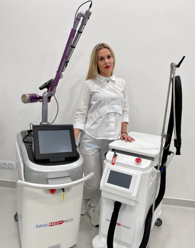 Фахівець демонструє апарати SwissMed Pico та Coolio для лазерного виведення татуювань